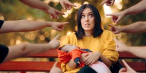 Mom shaming: Η νέα μορφή bullying στις μητέρες και πως να το αντιμετωπίσεις! - BORO από την ΑΝΝΑ ΔΡΟΥΖΑ